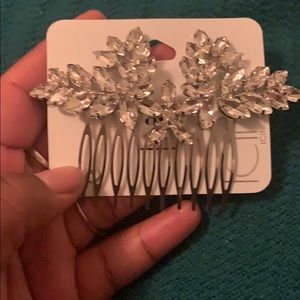 Claire’s hair comb